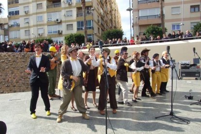 Tres mil bocadillos de sobrasada vegetal, vino y cerveza se repartieron entre los asistentes