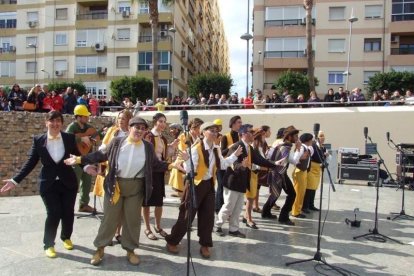 Tres mil bocadillos de sobrasada vegetal, vino y cerveza se repartieron entre los asistentes