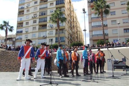 Tres mil bocadillos de sobrasada vegetal, vino y cerveza se repartieron entre los asistentes