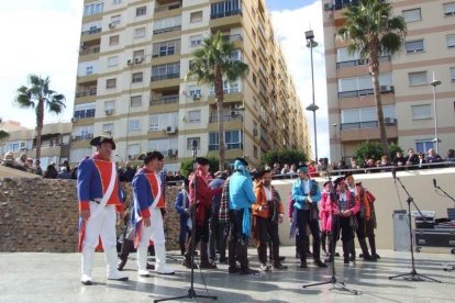 Tres mil bocadillos de sobrasada vegetal, vino y cerveza se repartieron entre los asistentes
