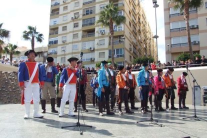 Tres mil bocadillos de sobrasada vegetal, vino y cerveza se repartieron entre los asistentes