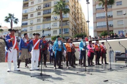 Tres mil bocadillos de sobrasada vegetal, vino y cerveza se repartieron entre los asistentes