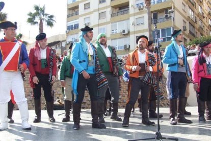 Tres mil bocadillos de sobrasada vegetal, vino y cerveza se repartieron entre los asistentes