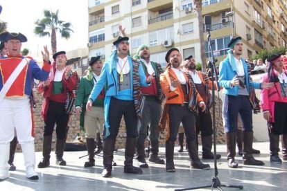 Tres mil bocadillos de sobrasada vegetal, vino y cerveza se repartieron entre los asistentes