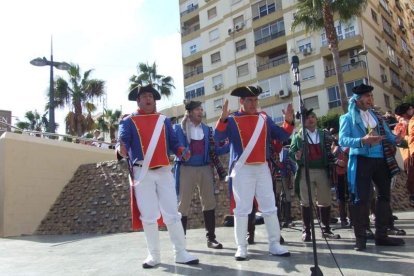 Tres mil bocadillos de sobrasada vegetal, vino y cerveza se repartieron entre los asistentes