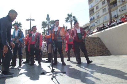 Tres mil bocadillos de sobrasada vegetal, vino y cerveza se repartieron entre los asistentes