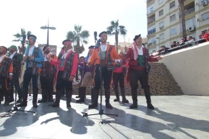 Tres mil bocadillos de sobrasada vegetal, vino y cerveza se repartieron entre los asistentes