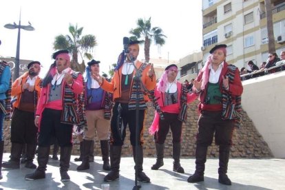 Tres mil bocadillos de sobrasada vegetal, vino y cerveza se repartieron entre los asistentes