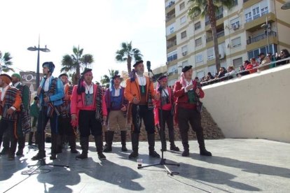 Tres mil bocadillos de sobrasada vegetal, vino y cerveza se repartieron entre los asistentes
