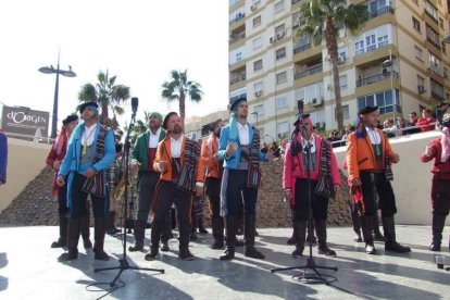 Tres mil bocadillos de sobrasada vegetal, vino y cerveza se repartieron entre los asistentes