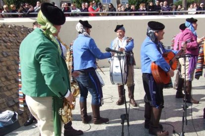 Tres mil bocadillos de sobrasada vegetal, vino y cerveza se repartieron entre los asistentes