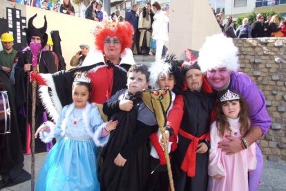 Tres mil bocadillos de sobrasada vegetal, vino y cerveza se repartieron entre los asistentes