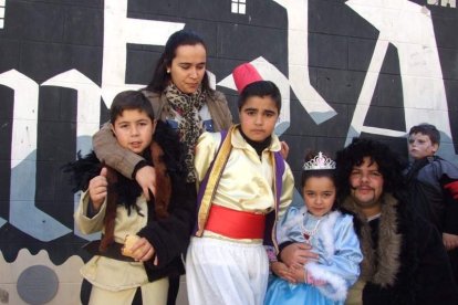 Tres mil bocadillos de sobrasada vegetal, vino y cerveza se repartieron entre los asistentes