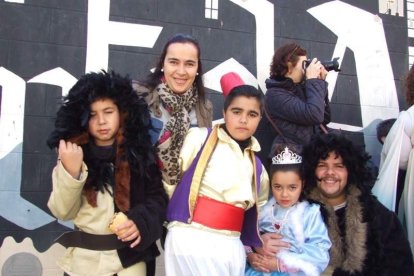 Tres mil bocadillos de sobrasada vegetal, vino y cerveza se repartieron entre los asistentes