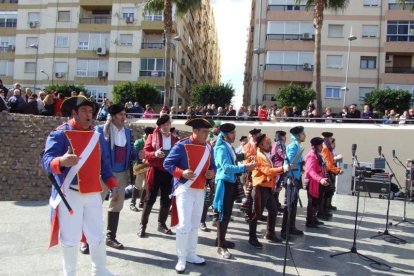Tres mil bocadillos de sobrasada vegetal, vino y cerveza se repartieron entre los asistentes