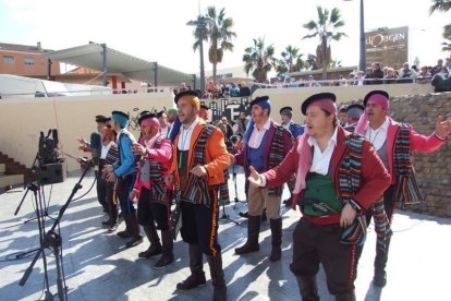 Tres mil bocadillos de sobrasada vegetal, vino y cerveza se repartieron entre los asistentes