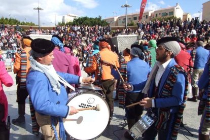 Tres mil bocadillos de sobrasada vegetal, vino y cerveza se repartieron entre los asistentes