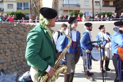 Tres mil bocadillos de sobrasada vegetal, vino y cerveza se repartieron entre los asistentes