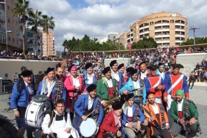 Tres mil bocadillos de sobrasada vegetal, vino y cerveza se repartieron entre los asistentes