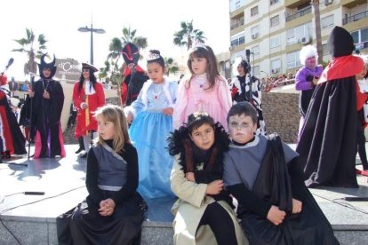 Tres mil bocadillos de sobrasada vegetal, vino y cerveza se repartieron entre los asistentes