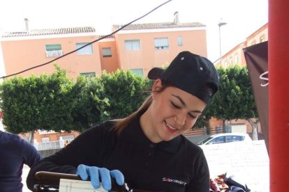 Tres mil bocadillos de sobrasada vegetal, vino y cerveza se repartieron entre los asistentes