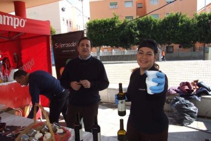 Tres mil bocadillos de sobrasada vegetal, vino y cerveza se repartieron entre los asistentes