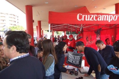 Tres mil bocadillos de sobrasada vegetal, vino y cerveza se repartieron entre los asistentes