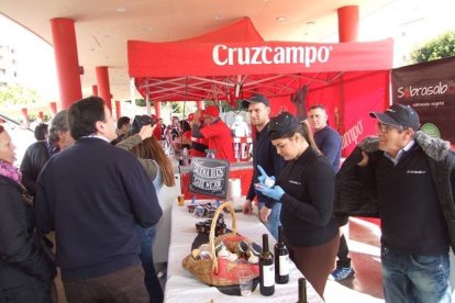 Tres mil bocadillos de sobrasada vegetal, vino y cerveza se repartieron entre los asistentes