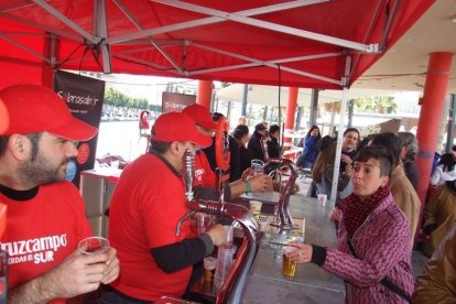 Tres mil bocadillos de sobrasada vegetal, vino y cerveza se repartieron entre los asistentes