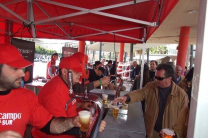Tres mil bocadillos de sobrasada vegetal, vino y cerveza se repartieron entre los asistentes