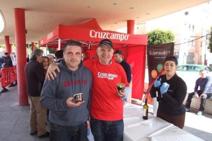 Tres mil bocadillos de sobrasada vegetal, vino y cerveza se repartieron entre los asistentes