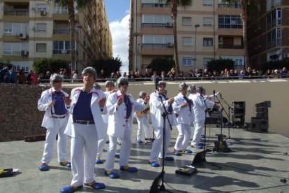 Tres mil bocadillos de sobrasada vegetal, vino y cerveza se repartieron entre los asistentes