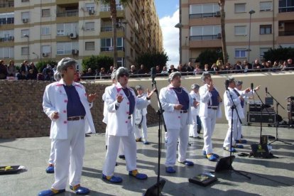 Tres mil bocadillos de sobrasada vegetal, vino y cerveza se repartieron entre los asistentes
