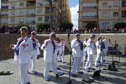 Tres mil bocadillos de sobrasada vegetal, vino y cerveza se repartieron entre los asistentes