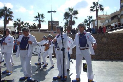 Tres mil bocadillos de sobrasada vegetal, vino y cerveza se repartieron entre los asistentes