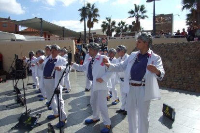 Tres mil bocadillos de sobrasada vegetal, vino y cerveza se repartieron entre los asistentes