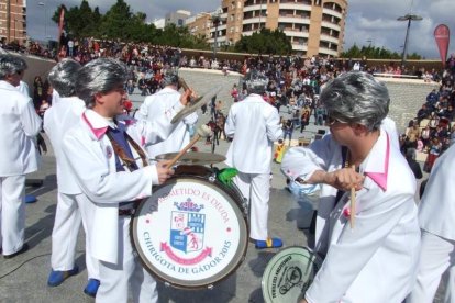 Tres mil bocadillos de sobrasada vegetal, vino y cerveza se repartieron entre los asistentes