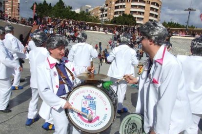 Tres mil bocadillos de sobrasada vegetal, vino y cerveza se repartieron entre los asistentes
