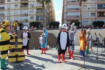 Tres mil bocadillos de sobrasada vegetal, vino y cerveza se repartieron entre los asistentes