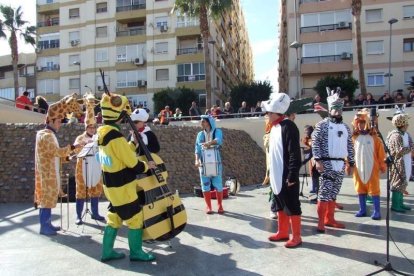 Tres mil bocadillos de sobrasada vegetal, vino y cerveza se repartieron entre los asistentes