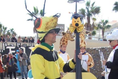 Tres mil bocadillos de sobrasada vegetal, vino y cerveza se repartieron entre los asistentes
