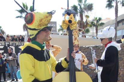 Tres mil bocadillos de sobrasada vegetal, vino y cerveza se repartieron entre los asistentes