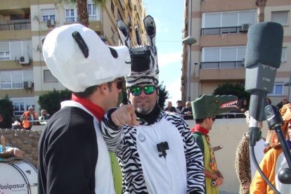 Tres mil bocadillos de sobrasada vegetal, vino y cerveza se repartieron entre los asistentes