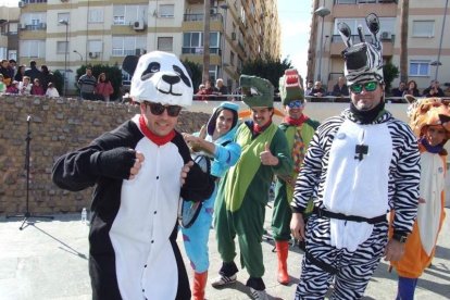Tres mil bocadillos de sobrasada vegetal, vino y cerveza se repartieron entre los asistentes