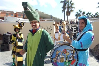 Tres mil bocadillos de sobrasada vegetal, vino y cerveza se repartieron entre los asistentes