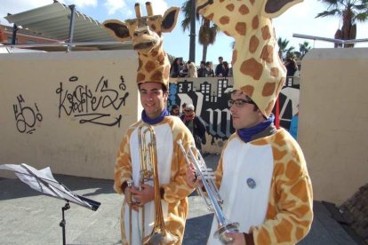 Tres mil bocadillos de sobrasada vegetal, vino y cerveza se repartieron entre los asistentes