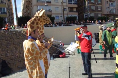 Tres mil bocadillos de sobrasada vegetal, vino y cerveza se repartieron entre los asistentes