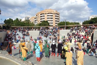 Tres mil bocadillos de sobrasada vegetal, vino y cerveza se repartieron entre los asistentes