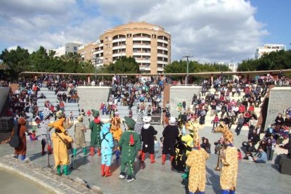 Tres mil bocadillos de sobrasada vegetal, vino y cerveza se repartieron entre los asistentes