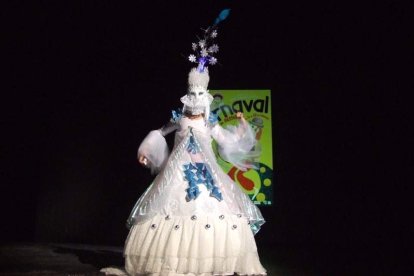 Tres mil bocadillos de sobrasada vegetal, vino y cerveza se repartieron entre los asistentes